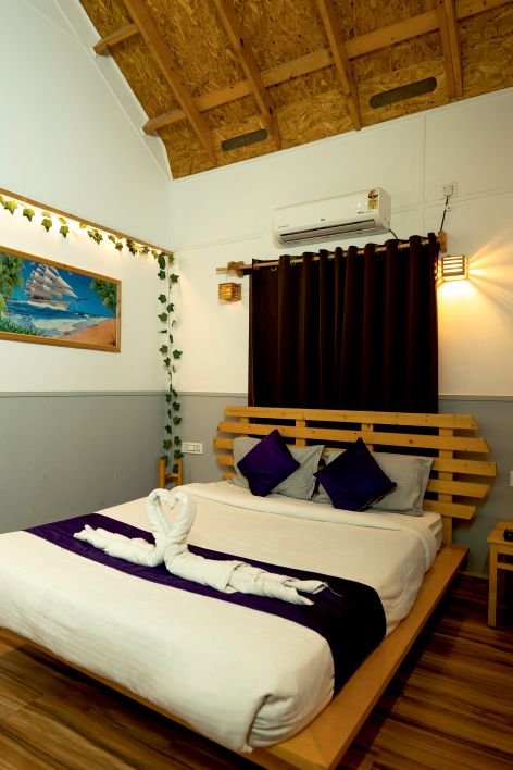 Cosy resort room with wood-beam ceiling at Le Pino